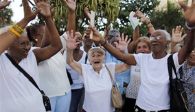 Ancianos saludandomanosarriba